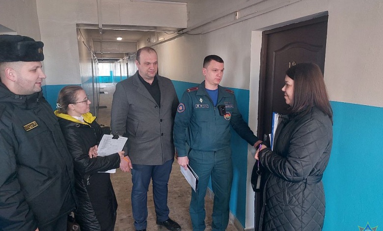 В Микашевичах спасатели информируют жильцов общежития о мерах безопасности