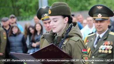 Военную присягу приняли в Лунинце. Есть девушки (большой фоторепортаж)