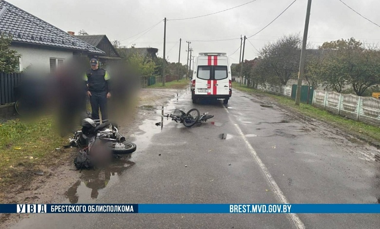 Мотоциклист столкнулся с женщиной на электровелосипеде в Лунинецком районе