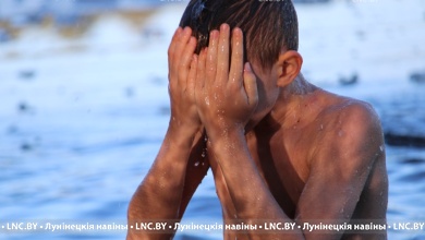 Крещенские купания на озере Белое в Лунинецком районе. Видео