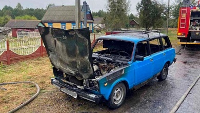 Старый автомобиль сгорел в Лунинецком районе