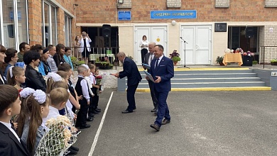 Подарки и поздравления: как начался учебный год в Лунинской СШ 