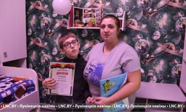 Несмотря на тяжелый недуг мальчик из Лунинецкого района хорошо учится, пишет стихи и мечтает стать программистом 