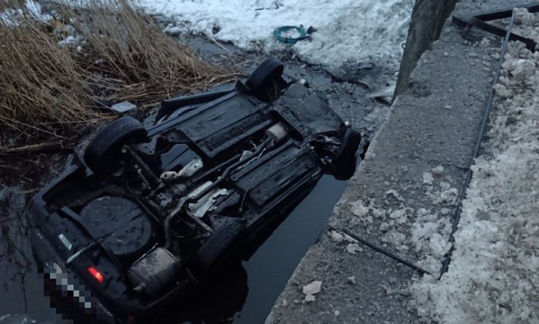 Автомобиль упал с моста в реку в Гомельской области. Водитель погиб