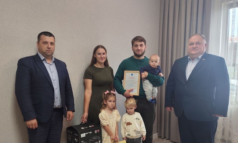 Депутаты продолжают поздравлять многодетные семьи в Лунинецком районе