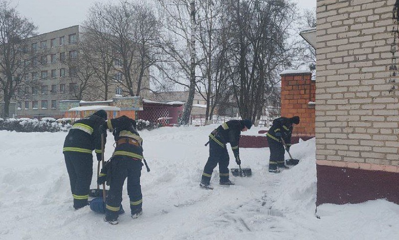 Спасатели помогают на расчистке снега в Лунинецком районе