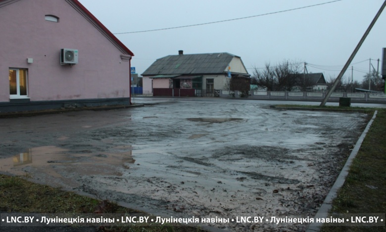 Как фейкометы превратили в Микашевичах парковку в трехкилометровую улицу