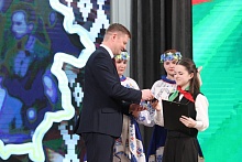 В Микашевичах торжественно вручили паспорта 14-летним горожанам 