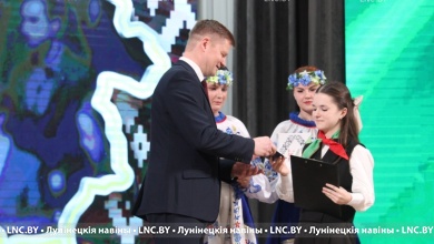 В Микашевичах торжественно вручили паспорта 14-летним горожанам 