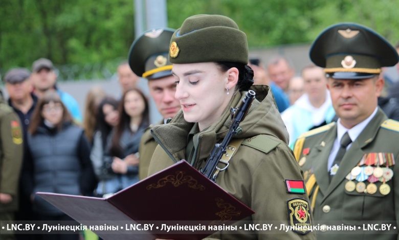 Военную присягу приняли в Лунинце. Есть девушки (большой фоторепортаж)