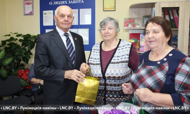 Поздравления принимали женщины ветеранской организации станции Ситница