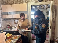 Спасатели и работники прокуратуры идут по домам в Лунинецком районе