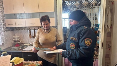 Спасатели и работники прокуратуры идут по домам в Лунинецком районе