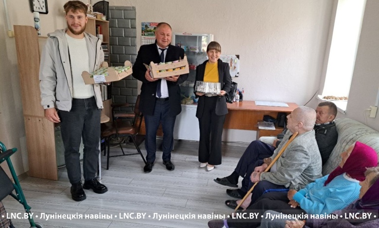 В "Доме престарелых" в Лунинце принимали  подарки от молочного завода