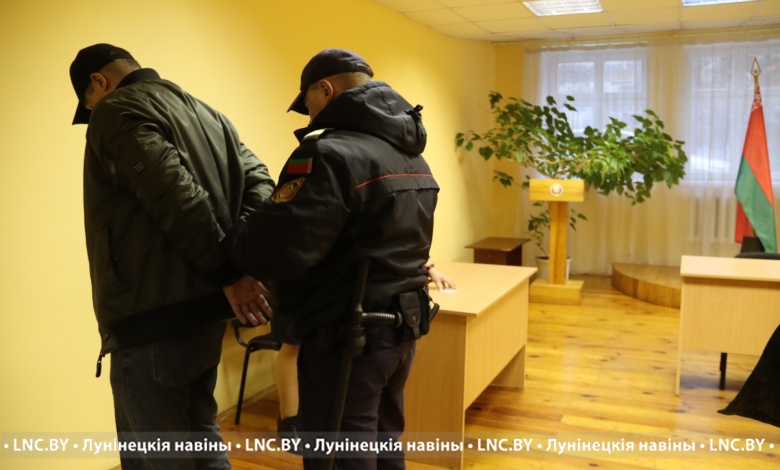 Двое жителей Лунинетчины осуждены за надругательство над Государственным флагом