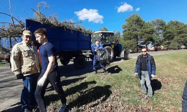 Наводят порядок в лесопарковой зоне Лунинца