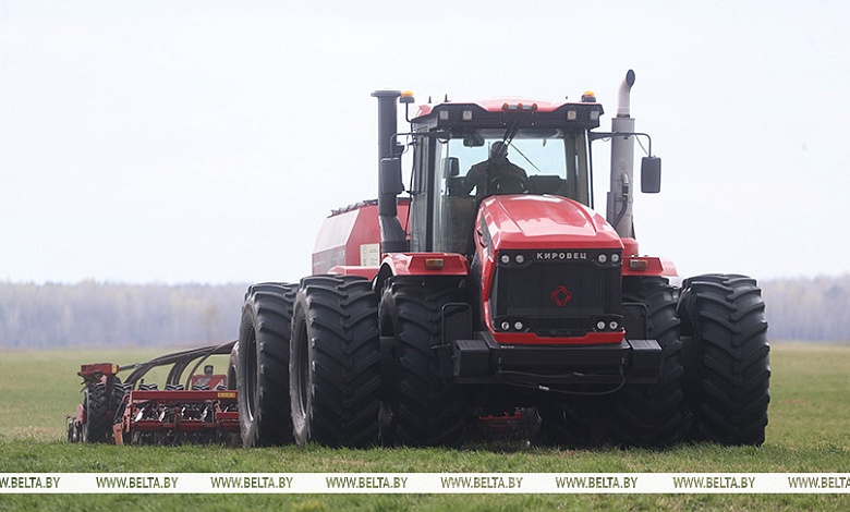 Высевом трав заняты аграрии Лунинецкого района