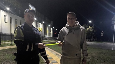 Сотрудники ГАИ продолжают раздавать фликеры жителям Лунинецкого района!