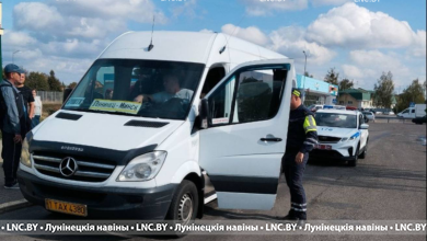 Сотрудники ГАИ проверяют маршрутки в Лунинецком районе 