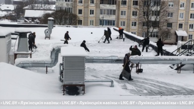 В уборке снега помогают родители школьников. Где?