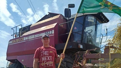 Отпуск - на комбайне! Как работники Лунинецкого лесхоза "меняют" профессию