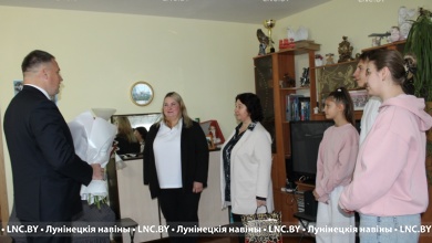 Поздравления в свой адрес принимает родитель-воспитатель детского дома семейного типа в Микашевичах