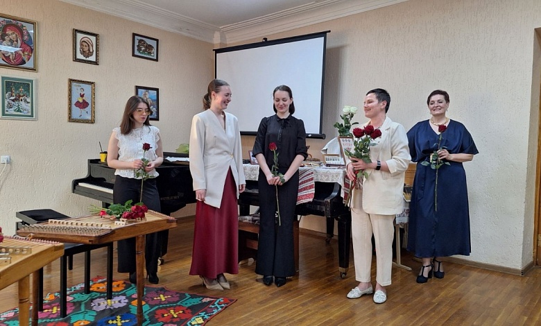 7 красок, 7 нот и 3 поколения: в Лунинце прошел концерт, посвященный Году белорусской женщины