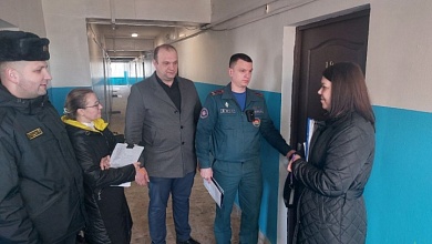 В Микашевичах спасатели информируют жильцов общежития о мерах безопасности