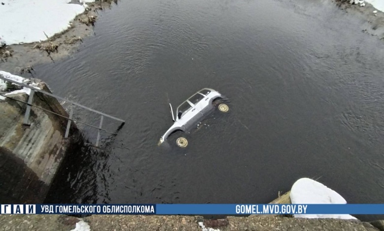 Автомобиль вылетел в мелиоративный канал в Гомельском районе