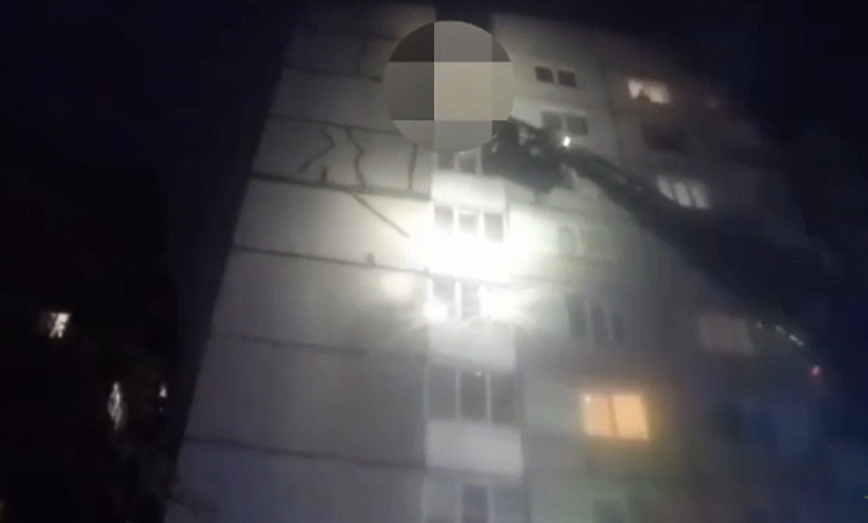 Мужчину с высоты 9-го этажа спасли работники МЧС в Пинске