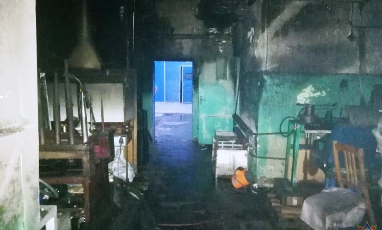 Спасатели ликвидировали пожар на предприятии в Брестской области 