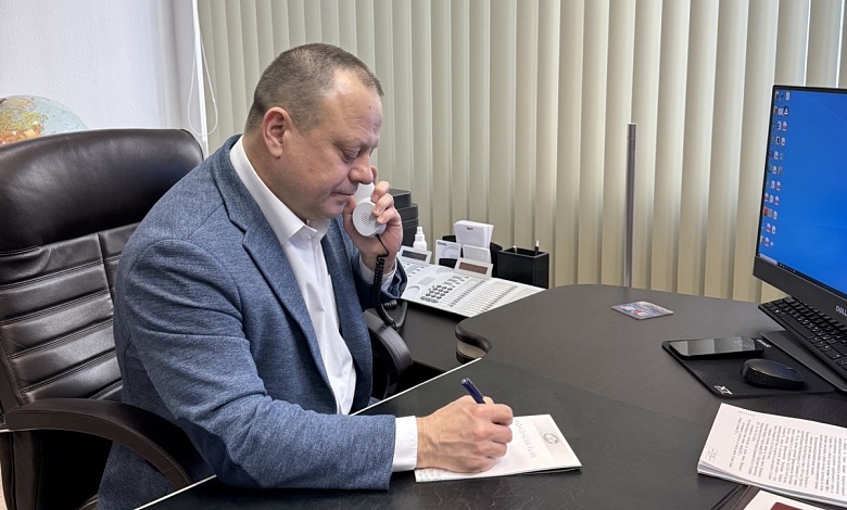 Сенатор провел прямую телефонную линию