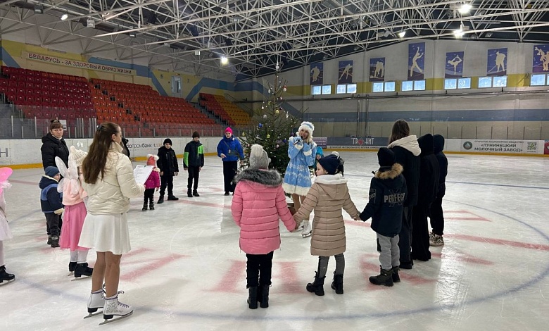 Наши дети на ледовой арене Лунинца