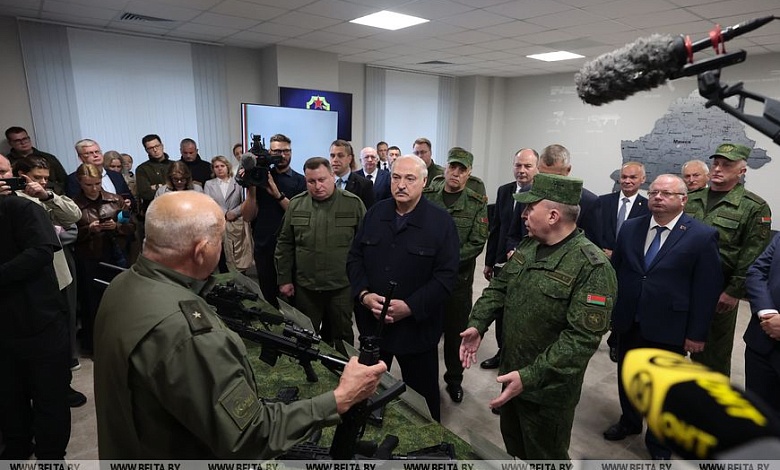 «Это основа любой армии». Лукашенко посетил уникальное отечественное производство стрелкового оружия