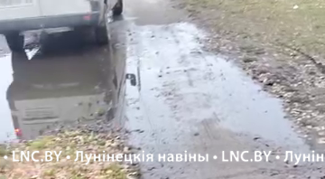 По тротуару не пройти! Горожане обращают внимание на проблемные места в Лунинце 