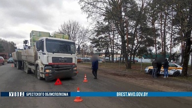 ДТП в Пинске: такси "встретилось" с грузовиком