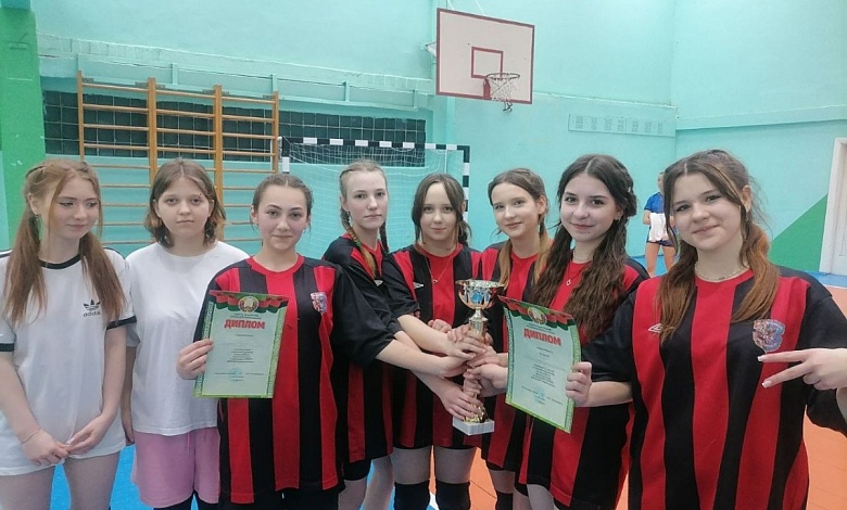 Кто из девушек лучше всех играет в волейбол в Лунинецком районе  