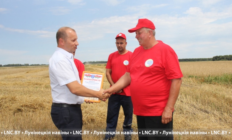 Водители-тысячники на уборке урожая в Лунинецком районе