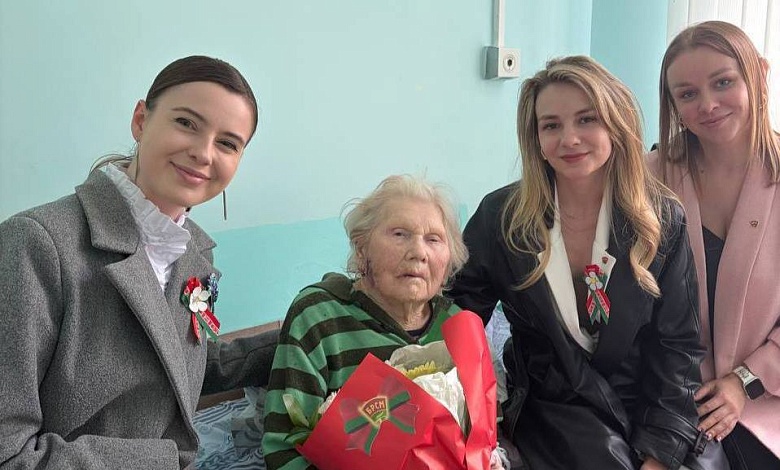 В День Победы представители молодежи навестили Зою Александровну Тенерядневу