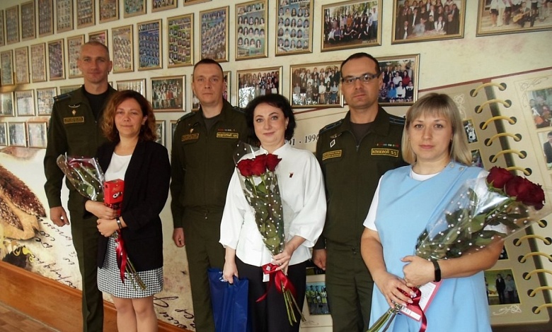 Военные поздравляют учителей в Лунинецком районе