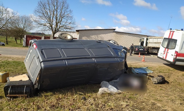 Бус вылетел на главную дорогу и врезался в грузовик. Водитель погиб