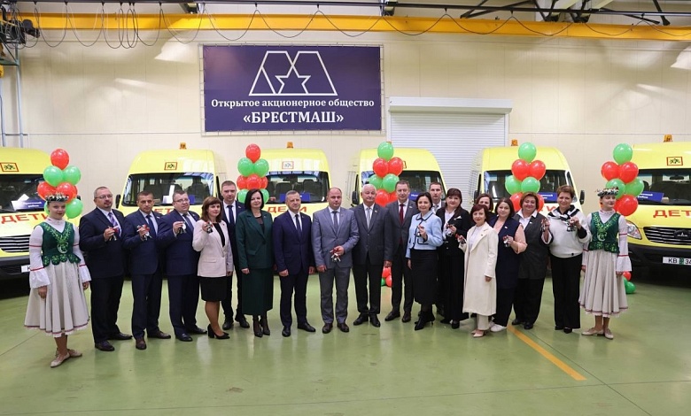 Представители 12 районов, в том числе Лунинецкого, получили ключи от 23 новых школьных микроавтобусов ОАО «БрестМаш»