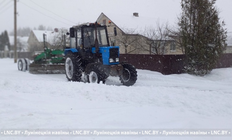 На расчистку дорог от снега вывели свою технику сельхозорганизации Лунинецкого района