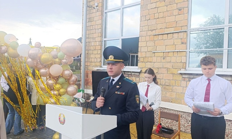 Прокурор Лунинецкого района поздравил педагогов, учеников и их родителей с началом нового учебного года