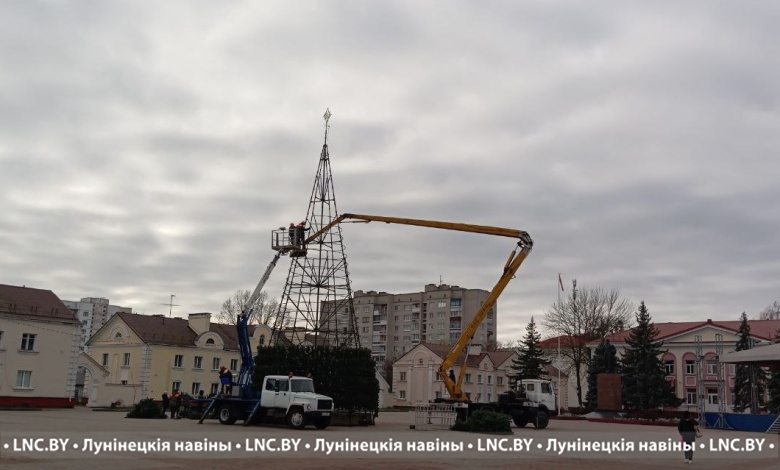 В Лунинце устанавливают главную новогоднюю елку!
