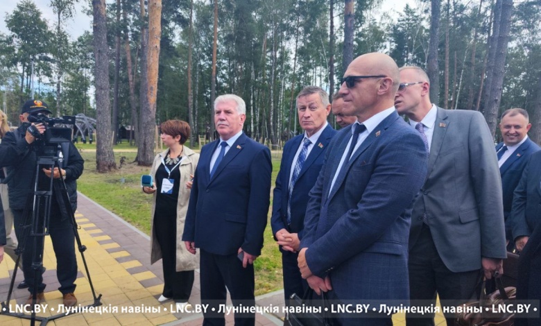 Министр ЖКХ осмотрел парк города Микашевичи