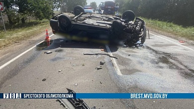 В Кобринском районе такси влетело в прицеп трактора и перевернулось 