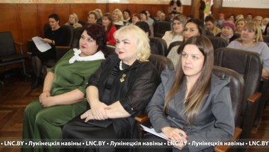 Мам с праздником поздравили представители общественных организаций Лунинецкого района