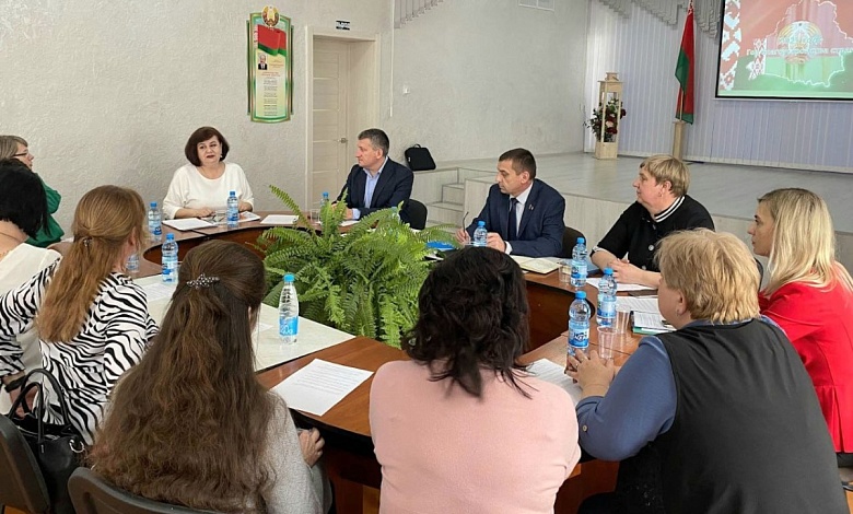 Опытом благоустройства поделились педагоги Лунинецкого района