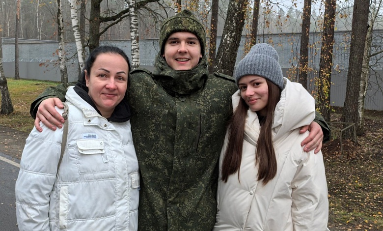 Родные и близкие навещают молодых бойцов в Лунинецком районе